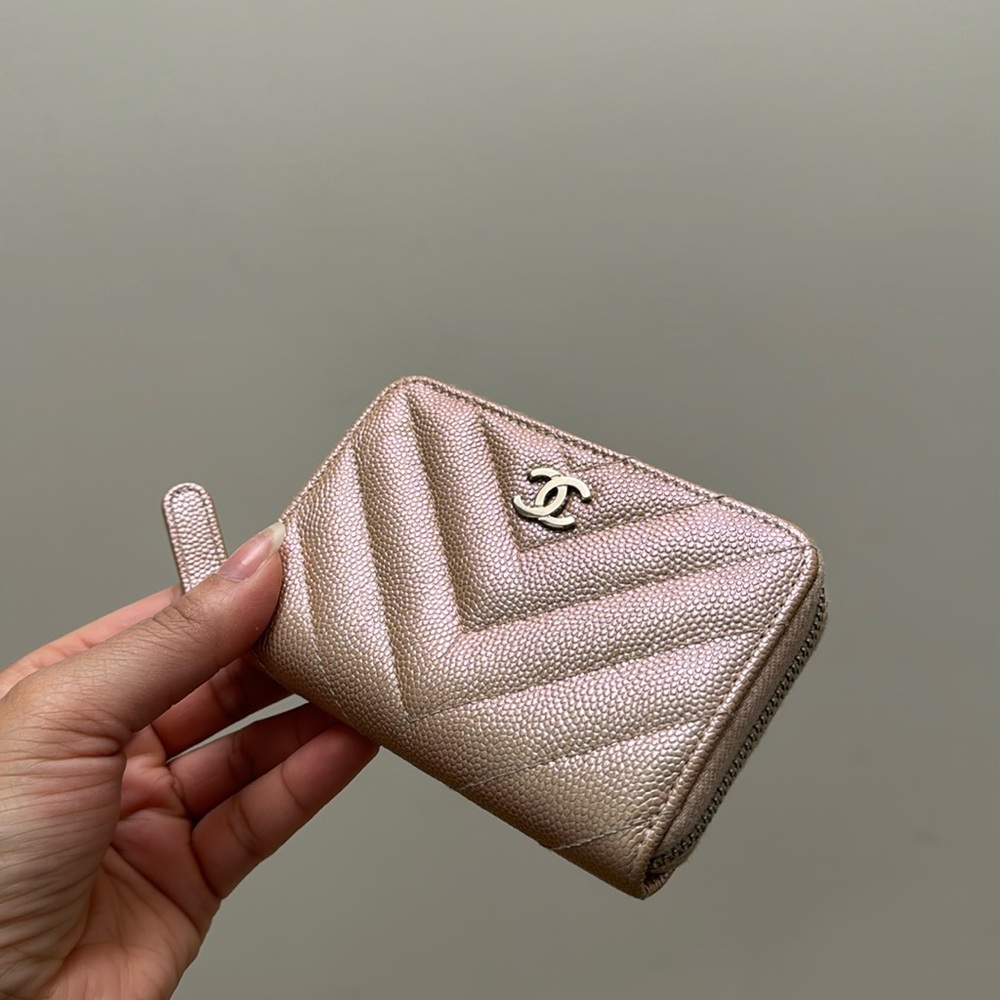 {Chanel} 🦄 17B Iridescent Rose Gold Zippy Wallet